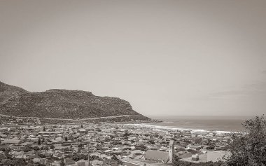 False Bay Sahili 'ndeki Fish Hoek Sahili Cape Town Batı Afrika Burnu' ndaki turkuaz suyla kaplı..