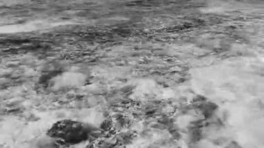 Playa del Carmen Quintana Roo Meksika sahilindeki turkuaz yeşil ve mavi sularda kayalar ve mercanlar..