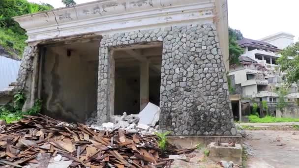 巨大な恐ろしい放棄されたホテルとリゾートの遺跡内トンビーチプーケット島のSakhu Thalangタイ東南アジア — ストック動画