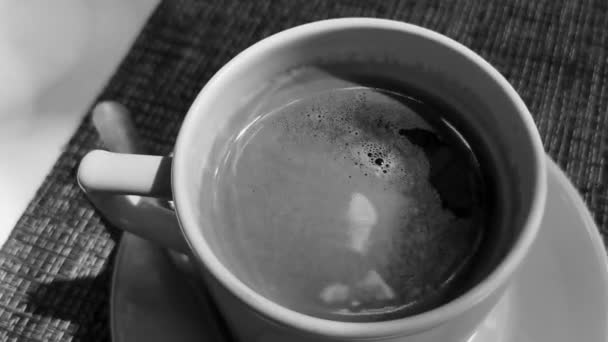 Стеклянная Чашка Американского Чёрного Кофе Ложкой Тарелкой Обеденной Еде Напитках — стоковое видео
