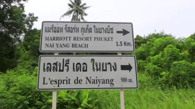 Güneydoğu Asya 'da Phuket Adası Tayland' daki Naiyang Sahili 'ne giden beyaz tipik Asya sokak tabelası.