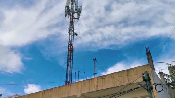 Torre Rossa Bianca Con Radiazione Sfondo Cielo Blu Uccide Playa — Video Stock