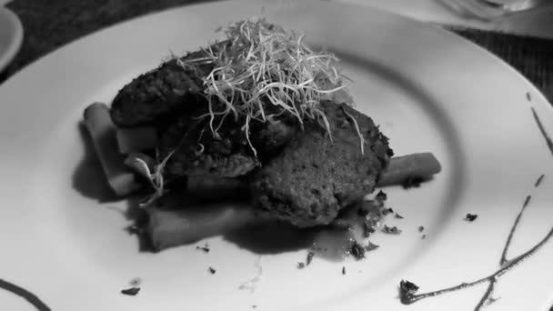 Witte Bord Met Gastronomische Vegetarische Schotel Eten Drinken Het Restaurant — Stockvideo