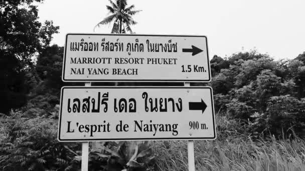 东南亚普吉岛泰国奈阳海滩白色典型亚洲街道路标 — 图库视频影像