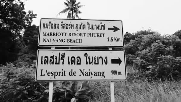 Белый Дорожный Знак Пляже Найянг Острове Пхукет Юго Восточной Азии — стоковое видео