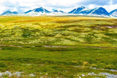 İskandinavya 'daki Rondane Ulusal Parkı Ringbu Innlandet Norveç' te el değmemiş doğa nehirleri, kayalar ve göller ile güzel bir dağ manzarası..