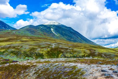 İskandinavya 'daki Rondane Ulusal Parkı Ringbu Innlandet Norveç' te el değmemiş doğa nehirleri, kayalar ve göller ile güzel bir dağ manzarası..