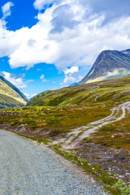 Dokunulmamış doğa nehirleri, kayalar, kayalar ve patika yolu İskandinavya 'daki Rondane Ulusal Parkı Ringbu Innlandet Norveç' te..