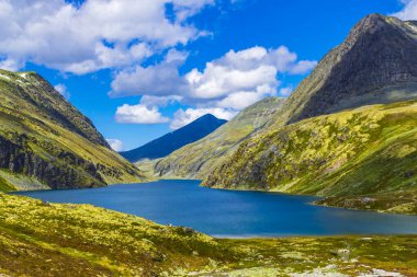 İskandinavya 'daki Rondane Ulusal Parkı Ringbu Innlandet Norveç' te el değmemiş doğa nehirleri, kayalar ve göller ile güzel bir dağ manzarası..