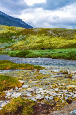 İskandinavya 'daki Rondane Ulusal Parkı Ringbu Innlandet Norveç' te el değmemiş doğa nehirleri, kayalar ve göller ile güzel bir dağ manzarası..