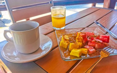 Zicatela Puerto Escondido Mexico 'da yulaf ezmesi portakal suyu ve kahveyle restoranda kahvaltı..