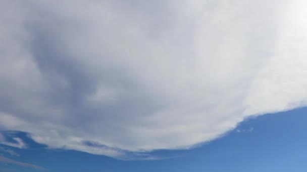 化学積雲と青い空プラヤデルカルメンメキシコで晴れた日に化学的な空スカラー波とケムトレイル — ストック動画