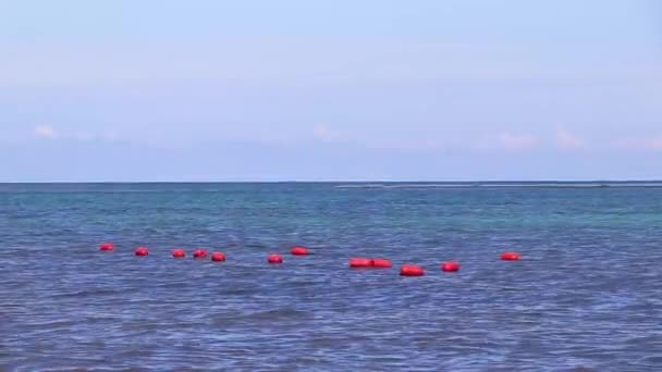 Mooie Blauwe Turquoise Watergolven Oceaan Geel Rood Oranje Boei Touwen — Stockvideo