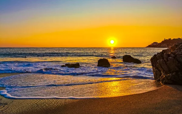墨西哥埃斯坎多瓦哈卡港热带自然 美丽而迷人的五彩缤纷的落日 黄色的橘红色的海滩 巨大的冲浪浪花和岩石悬崖 全景尽收眼底 — 图库照片