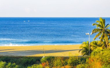 Güzel tropikal ve doğal şehir ve deniz manzarası Pasifik Okyanusu palmiyeleri ve Zicatela Puerto Escondido Oaxaca dalgaları ile plaj manzarası.
