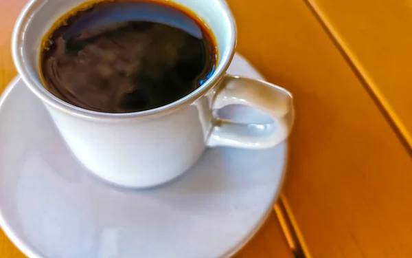 Tazza Caffè Americano Nero Con Cucchiaio Piatto Tavola Cibi Bevande — Foto Stock