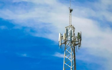 Mavi arka plan radyasyonlu gümüş kırmızı beyaz 5G kulesi Zicatela Puerto Escondido Oaxaca Meksika 'da bizi öldürüyor..