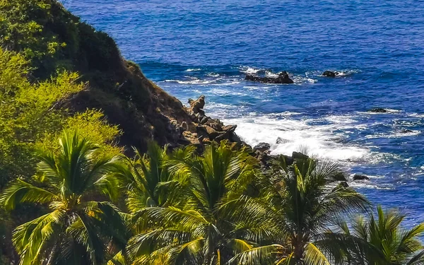美しい岩の崖の石や岩や巨大な大きなサーファーの波と自然のパノラマビューバチョプエルトエスコンディドオアハカのビーチでヤシの木メキシコ — ストック写真