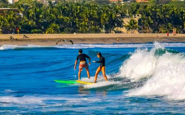 Puerto Escondido Oaxaca Meksika 27. Ocak 2023 Sörfçü sörf tahtasında sörf yapıyor güzel güneşli sahillerde, mavi gökyüzü Zicatela Puerto Escondido Oaxaca Meksika 'da..