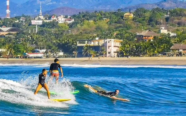 Puerto Escondido Oaxaca Meksika 27. Ocak 2023 Sörfçü sörf tahtasında sörf yapıyor güzel güneşli sahillerde, mavi gökyüzü Zicatela Puerto Escondido Oaxaca Meksika 'da..