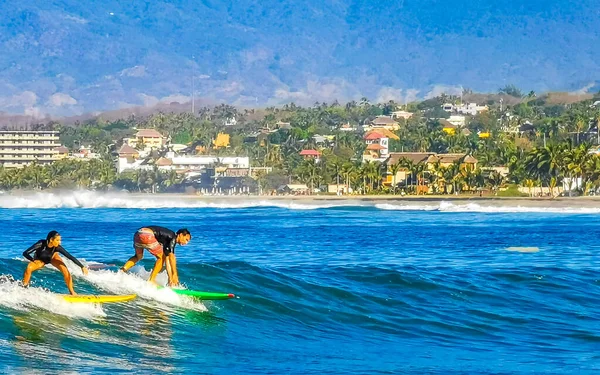 Пуэрто Эскондидо Оахака Мексика Январь 2023 Серфинг Доске Серфинга Высоких — стоковое фото