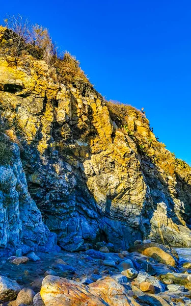 Beautiful Rocks Cliffs Stones Boulders Huge Big Surfer Waves Beach — Stok fotoğraf