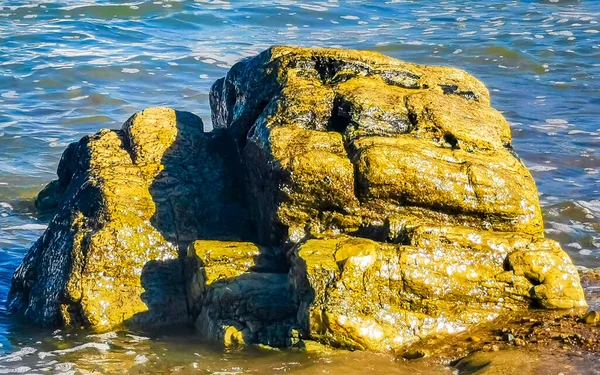 Beautiful Rocks Cliffs Stones Boulders Huge Big Surfer Waves Beach — ストック写真