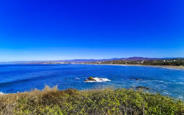 Güzel tropikal ve doğal şehir ve deniz manzarası Pasifik Okyanusu palmiyeleri ve Zicatela Puerto Escondido Oaxaca dalgaları ile plaj manzarası.