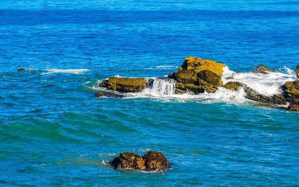 Beautiful Rocks Cliffs Stones Boulders Huge Big Surfer Waves Beach — Φωτογραφία Αρχείου