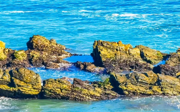 Beautiful Rocks Cliffs Stones Boulders Huge Big Surfer Waves Beach — стоковое фото