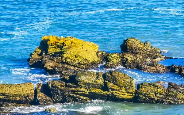 Beautiful Rocks Cliffs Stones Boulders Huge Big Surfer Waves Beach — стоковое фото