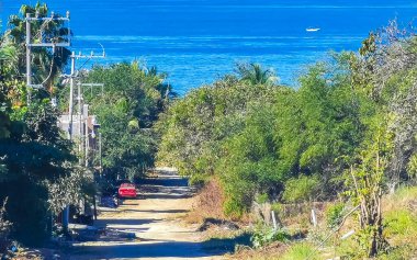 Güzel tropikal ve doğal şehir ve deniz manzarası Pasifik Okyanusu palmiyeleri ve Zicatela Puerto Escondido Oaxaca dalgaları ile plaj manzarası.