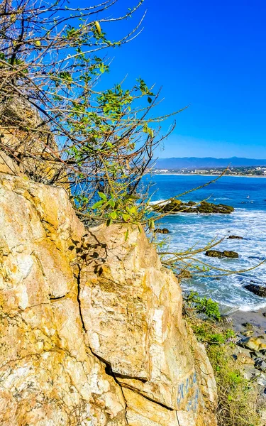 Beautiful Rocks Cliffs Stones Boulders Huge Big Surfer Waves Beach — Stock Photo, Image