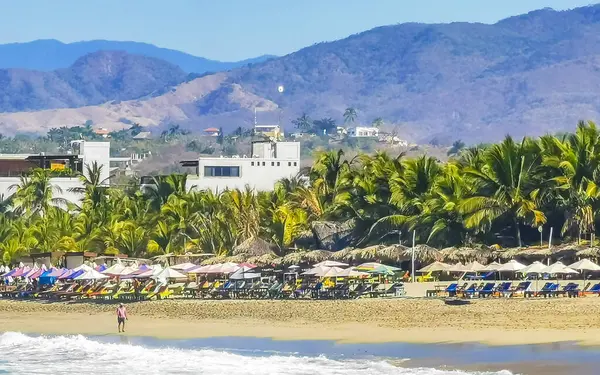 Puerto Escondido Oaxaca Mexico January 2023 Parasols Umbrellas Sun Loungers — Stockfoto
