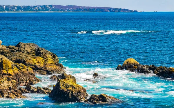 Prachtige Rotsen Kliffen Stenen Rotsblokken Enorme Grote Surfer Golven Natuurlijk — Stockfoto