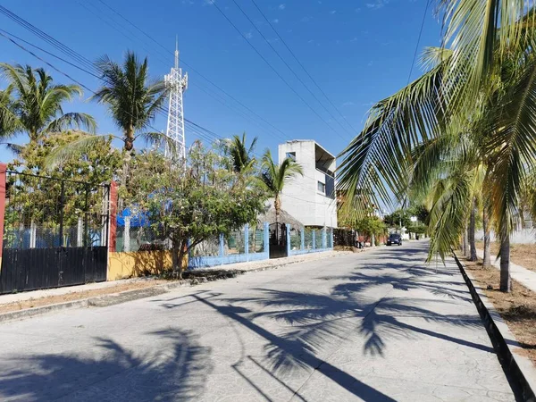 典型的 五彩缤纷的 阳光灿烂的 带有公寓的街道 棕榈树以及墨西哥巴科乔和里科纳德港的居民 — 图库照片