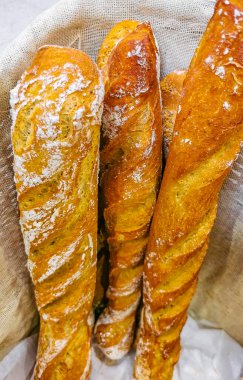 Zicatela Puerto Escondido Oaxaca Meksika 'daki Chedraui Süpermarketinde ekmek ve diğer hamur işleri yapıyor..