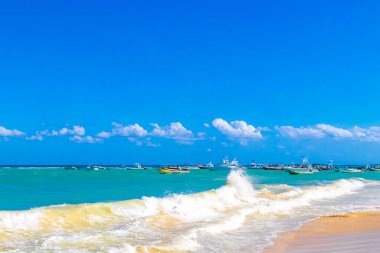 Playa 88 ve Playa del Carmen Quintana Roo Meksika 'daki Punta Esmeralda' dan tropikal Meksika sahili manzaralı rıhtımda vapur vapuru iskelesi ve limanı..