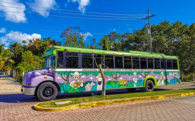 Playa del Carmen Quintana Roo Meksika 2021 Playa del Carmen Quintana Roo Meksika 'da mavi Meksika Xcaret otobüsü.