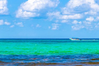 Playa 88 ve Playa del Carmen Quintana Roo Meksika 'daki Punta Esmeralda' dan tropikal Meksika sahili manzaralı rıhtımda vapur vapuru iskelesi ve limanı..