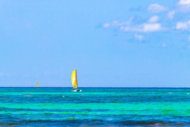 Playa 88 ve Playa del Carmen Quintana Roo Meksika 'daki Punta Esmeralda' dan tropikal Meksika sahili manzaralı rıhtımında feribot vapuru iskelesi ve liman..