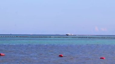Playa 88 ve Playa del Carmen Quintana Roo Meksika 'daki Punta Esmeralda' dan tropikal Meksika sahili manzaralı rıhtımda vapur vapuru iskelesi ve limanı..