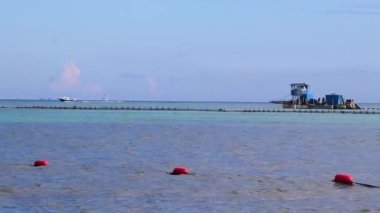 Playa 88 ve Playa del Carmen Quintana Roo Meksika 'daki Punta Esmeralda' dan tropikal Meksika sahili manzaralı rıhtımda vapur vapuru iskelesi ve limanı..