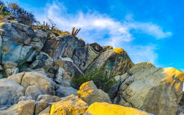 Puerto Escondido Oaxaca Meksika 'daki dağlık panorama tepeleri kayalıklar ve tepelik tropikal manzaralar.