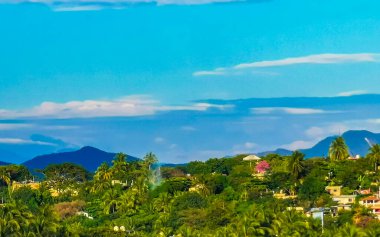 Puerto Escondido Oaxaca Meksika 'daki dağlık panorama tepeleri kayalıklar ve tepelik tropikal manzaralar.