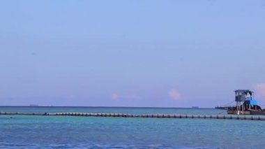Playa 88 ve Playa del Carmen Quintana Roo Meksika 'daki Punta Esmeralda' dan tropikal Meksika sahili manzaralı rıhtımda vapur vapuru iskelesi ve limanı..