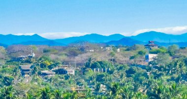 Puerto Escondido Oaxaca Meksika 'daki dağlık panorama tepeleri kayalıklar ve tepelik tropikal manzaralar.