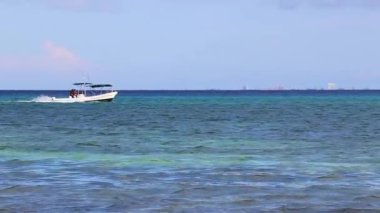 Playa 88 ve Playa del Carmen Quintana Roo Meksika 'daki Punta Esmeralda' dan tropikal Meksika sahili manzaralı rıhtımda vapur vapuru iskelesi ve limanı..