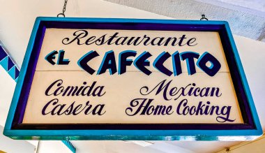 Zicatela Puerto Escondido Mexico 'da El Cafecito adında mavi-beyaz bir restoran..