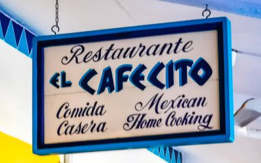 Zicatela Puerto Escondido Mexico 'da El Cafecito adında mavi-beyaz bir restoran..